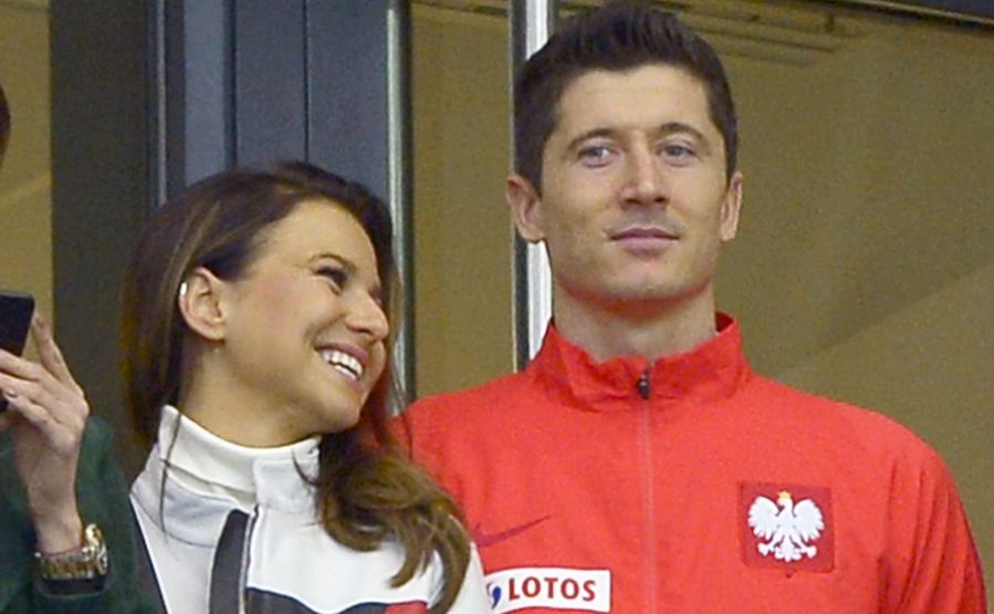 Lewandowscy suchaj w samochodzie piosenki Ewy Farnej 