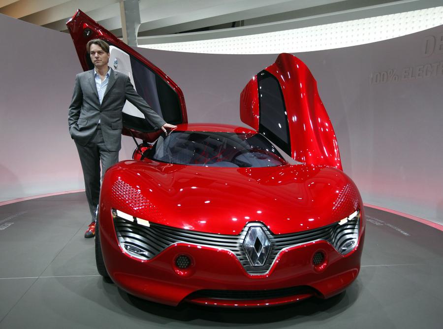 Szef designu Renault Laurens Van Den Acker i samochód koncepcyjny DeZir