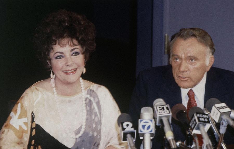 Elizabeth Taylor i Richard Burton. Swoją miłość zawdzięczają "Kleopatrze".