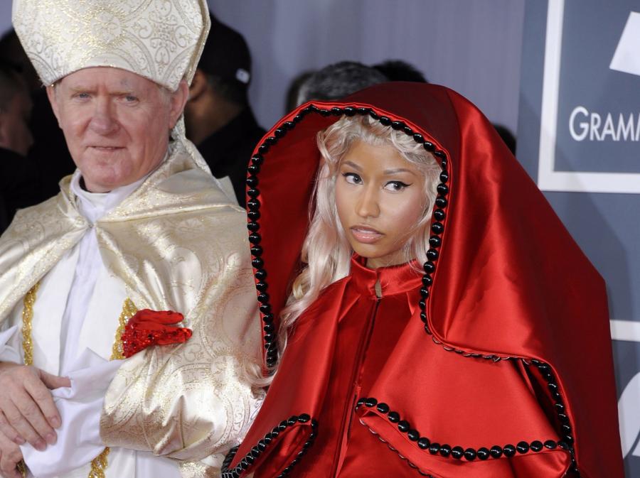 Nicki Minaj wywołała skandal przychodząc pod rękę z mężczyzną przebranym za papieża