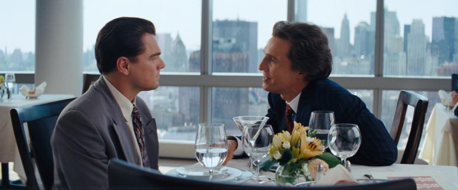 Leonardo DiCaprio i Matthew McConaughey w filmie "Wilk z Wall Street"