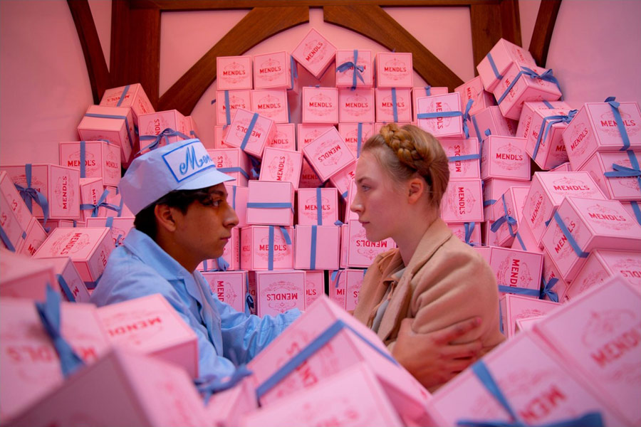 Tony Revolori i Saoirse Ronan w filmie "Grand Budapest Hotel"