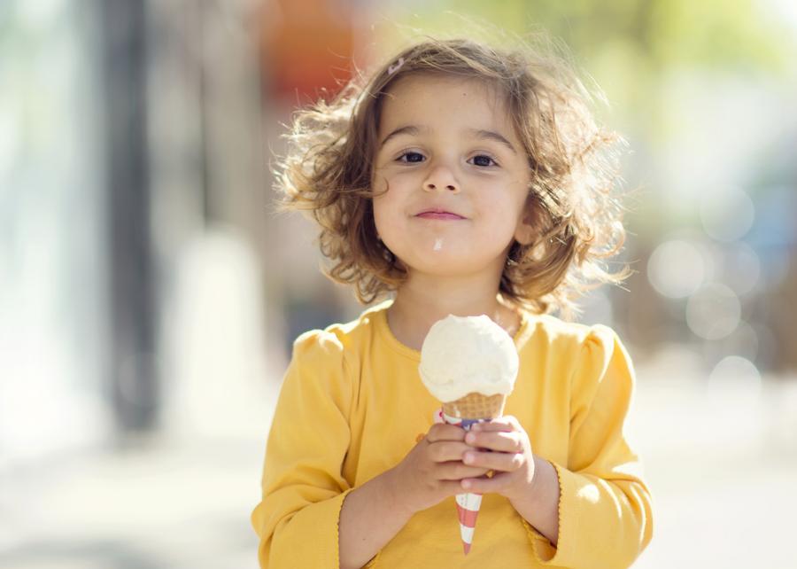 Dziewczynka jedząca lody