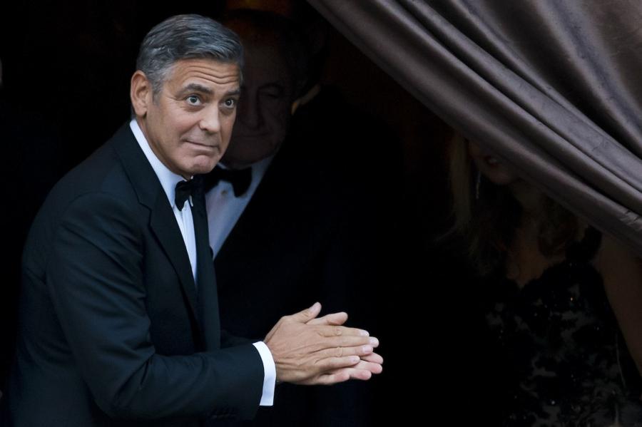 George Clooney wita ślubnych gości