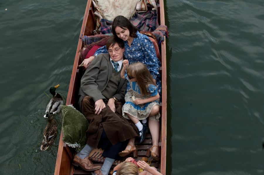 Felicity Jones i Eddie Redmayne w filmie "Teoria wszystkiego"