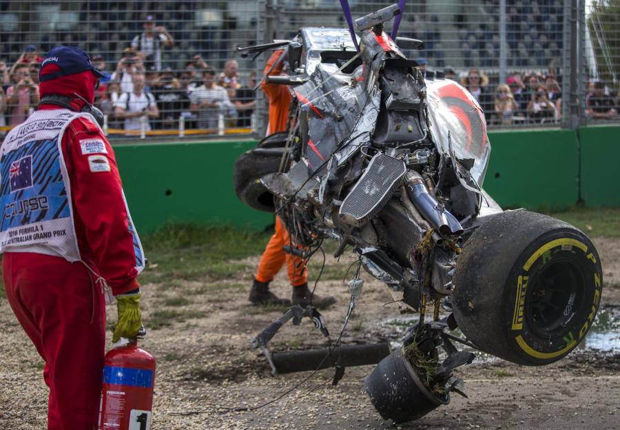 Tego nie da się wyklepać. Z bolidu Fernando Alonso zostały tylko szczątki