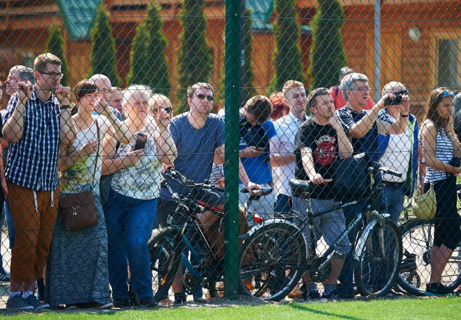 Euro 2016: Żony polskich piłkarzy nie spuszczają wzroku ze swoich mężów nawet podczas treningów