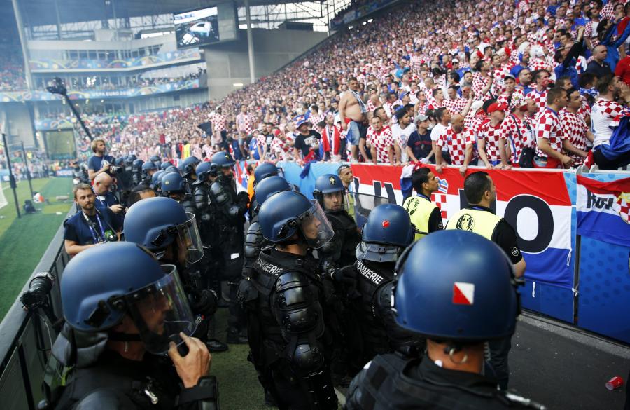 Najpierw Anglicy i Rosjanie, teraz Chorwaci. Kolejni kibice zakłócili mecz Euro 2016