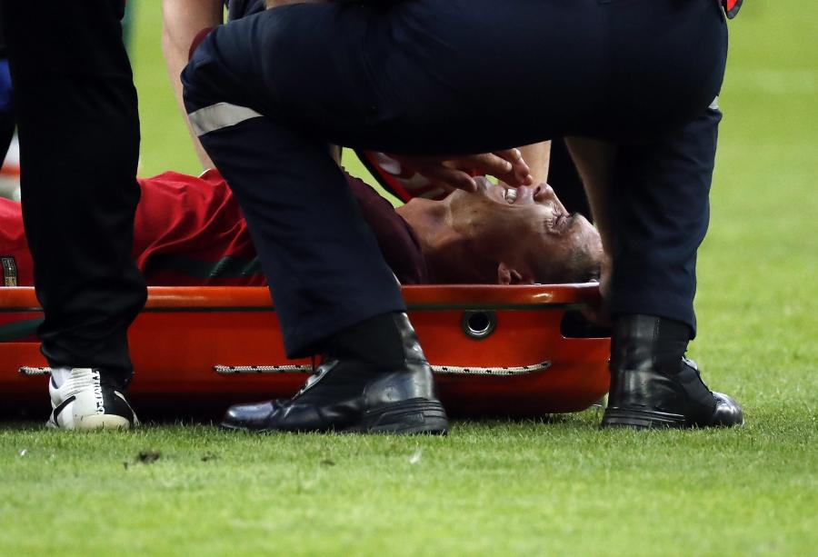 RONALDO ZNIESIONY Z BOISKA NA NOSZACH