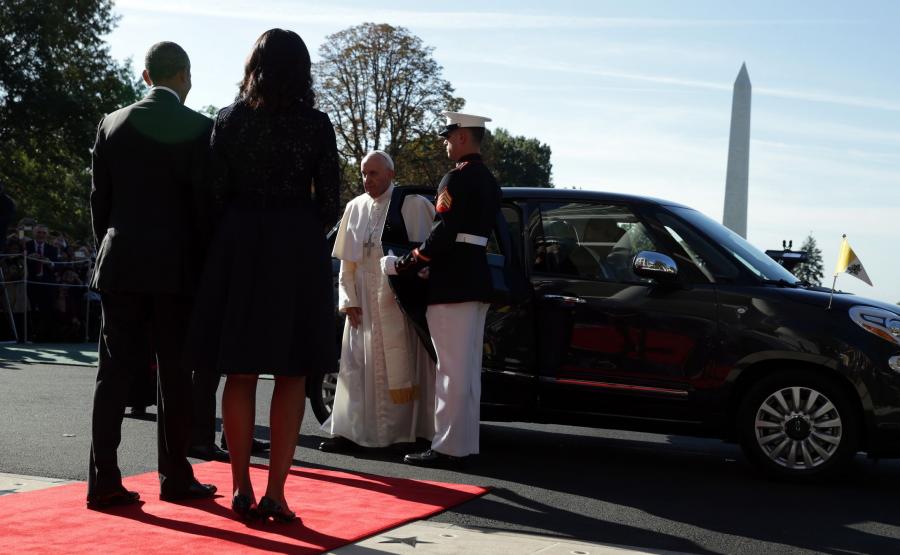 Prezydent USA Barack Obama wraz z żoną Michelle wita papieża Franciszka
