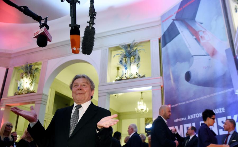 Aktor Lech Łotocki przed uroczystą premierą filmu "Smoleńsk"