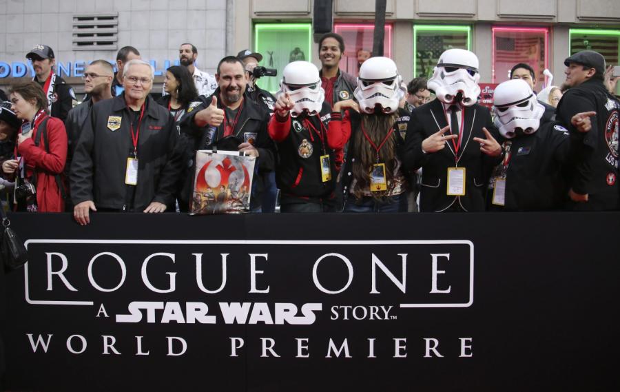Fani oczekujący na premierę filmu "Łotr 1. Gwiezdne wojny" w Hollywood, 10 grudnia 2016