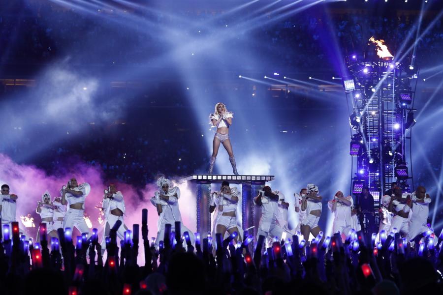 Lady Gaga podczas występu na Superbowl